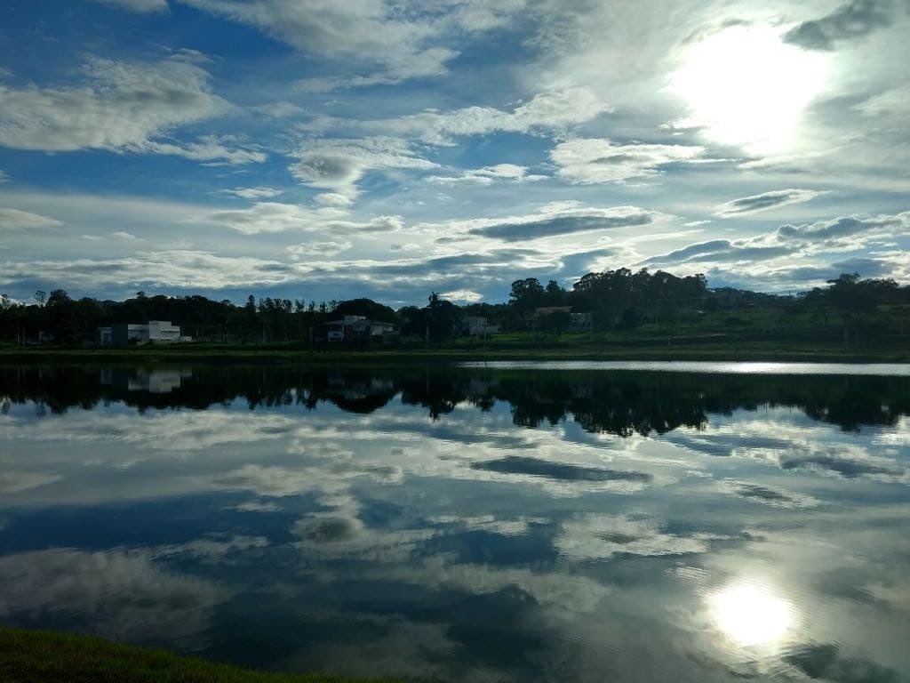 Lago do Condomínio GranRoyalle com reflexo das nuvens ao entardecer