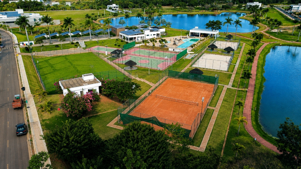 Vista aérea do complexo esportivo, piscina e lago do Condomínio GranRoyalle