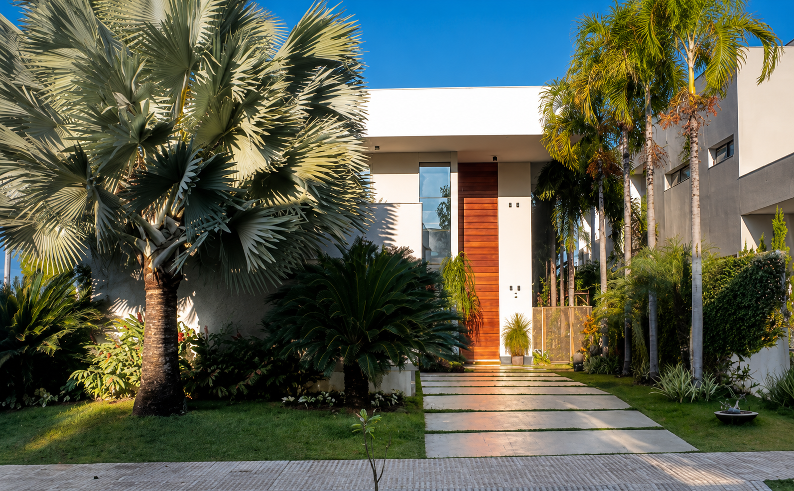 Living integrado com pé-direito duplo e vista para o jardim